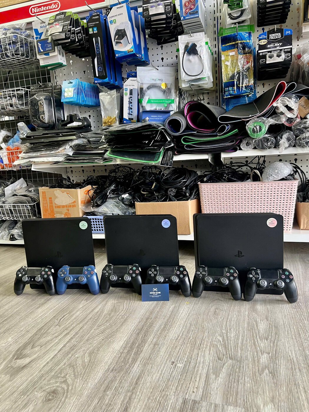 Trọn bộ PS4 Slim 1TB kèm 2 tay cầm - Hóng Game Store