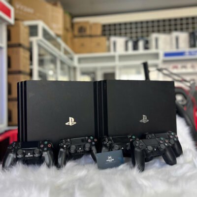 Trọn bộ PS4 Pro 1TB kèm 2 tay cầm - Hóng Game Store