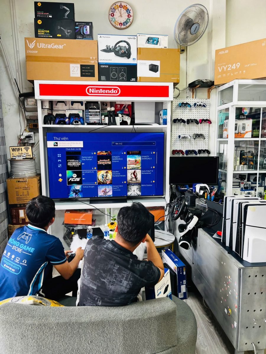 Khách ngồi thử game trên PS5 tại khu trải nghiệm của Hóng Game Store