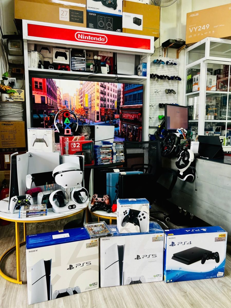 Quầy trưng bày máy PS5, PS4, Nintendo Switch và tay cầm tại Hóng Game Store